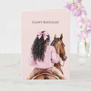 Schwarzes Mädchen reitet auf einem Pferd mit rosa Karte