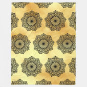Schwarzes Mandala auf weichem goldfarbenem Hinterg Fleecedecke (Vorderseite)