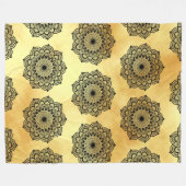 Schwarzes Mandala auf weichem goldfarbenem Hinterg Fleecedecke (Vorderseite (Horizontal))
