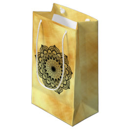 Schwarzes Mandala auf weichem goldfarbenem Hinterg Kleine Geschenktüte