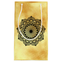 Schwarzes Mandala auf weichem goldfarbenem Hinterg Kleine Geschenktüte