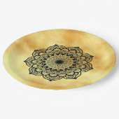 Schwarzes Mandala auf weichem goldfarbenem Hinterg Pappteller (Schrägansicht)