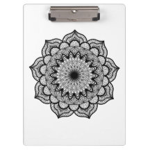 Schwarzes Mandala auf weißem Hintergrund