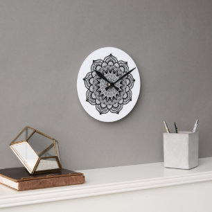 Schwarzes Mandala auf weißem Hintergrund Runde Wanduhr