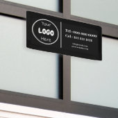 Schwarzes Markenbanner des Firmenlogos Banner (Draußen Gebäude)