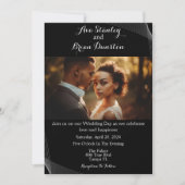 Schwarzes Minimalistisches Modernes Foto Hochzeit Einladung (Vorderseite)