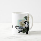 Schwarzes mit einer Kappe bedeckte Chickadee Kaffeetasse (VorderseiteRechts)