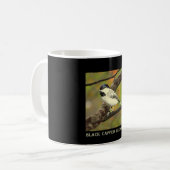 Schwarzes mit einer Kappe bedeckter Chickadee Kaffeetasse (Vorderseite Links)