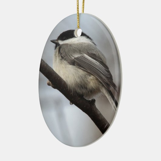 Schwarzes mit einer Kappe bedeckter Chickadee Keramikornament (Links)