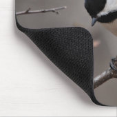Schwarzes mit einer Kappe bedeckter Chickadee Mousepad (Ecke)