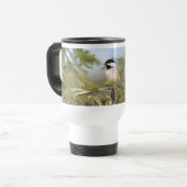 Schwarzes mit einer Kappe bedeckter Chickadee Reisebecher (Vorderseite Links)