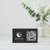 Schwarzes modernes Design| Visitenkarte mit QR-Cod (Stehend Vorderseite)
