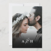 Schwarzes modernes, elegantes Monogramm-Foliage-Fo Einladung (Rückseite)