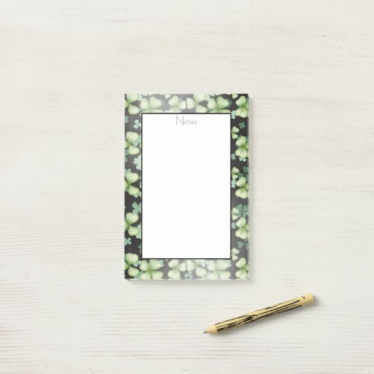 Schwarzes, modernes grünes Kleeblatt Post-it Klebezettel (Auf Schreibtisch)