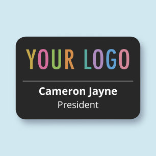 Schwarzes modernes Namensschild mit Nadel oder Mag