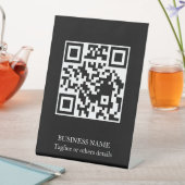 Schwarzes modernes QR-Code-Geschäftsdisplay-Podest Sockelschild (In Situ)