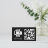 Schwarzes modernes QR-Code-Logo  Visitenkarte (Stehend Vorderseite)