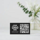 Schwarzes modernes QR-Code-Logo Visitenkarte (Stehend Vorderseite)