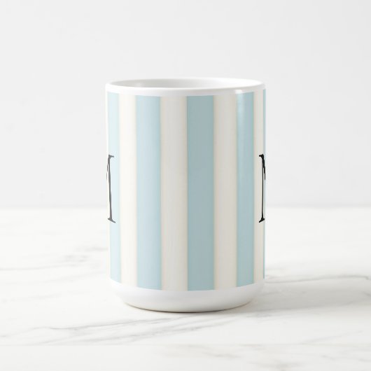 Schwarzes Monogramm auf blauem und antikem weißem Kaffeetasse (Mittel)