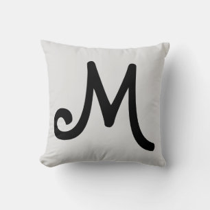 Schwarzes Monogramm auf Silbergrau Kissen