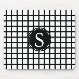 Schwarzes Monogramm mit weißen und schwarzen Karos Mousepad