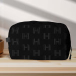 Schwarzes Monogramm Muster, moderne Mit Monogramm  Waschbeutel<br><div class="desc">Mit dieser Black Monogram Dopp Kit Bag, in der Einfachheit und Modernität vereint, können Sie Ihre Reise- und Sportausrüstung noch weiter ausbauen. Dieses elegante Monogramm-Muster, das mit personalisierter Typografie verflochten ist, wurde in klassischer Schwarz-Weiß-Optik entworfen und ist somit das perfekte Zubehör für Fitnessen, Tänzer und Outdoor-Abenteurer. Sein moderner, trendiger Schriftart...</div>