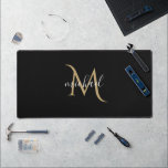 Schwarzes Monogramm, personalisiert Schreibtischunterlage<br><div class="desc">Personalisieren Sie es mit Ihrem Namen oder Initialen für eine wirklich großartige und maßgeschneiderte Touch. Erleben Sie Komfort und Stil während Sie mit diesem glatten und langlebigen Schreibtischaccessoire arbeiten.</div>