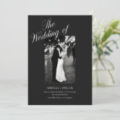 Schwarzes Moody-Formal-Script-Paar-Foto-Hochzeit Einladung (Stehend Vorderseite)