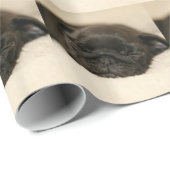 Schwarzes Mops-Welpen-Schlafen Geschenkpapier (Rolleneckpunkt)