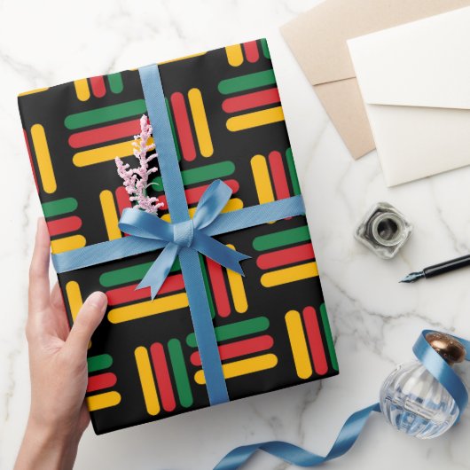 Schwarzes Muster in Gelb, Rot und Grün Geschenkpapier (Schenken)
