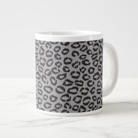 Schwarzes Netzblatt mit Leopardenmuster in Weiß Jumbo-Tasse (Vorderseite Rechts)