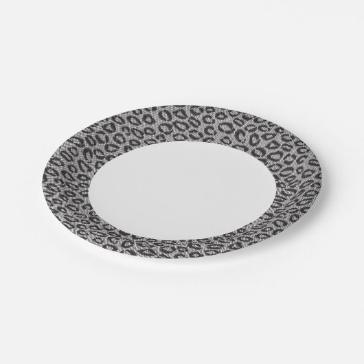 Schwarzes Netzblatt mit Leopardenmuster in Weiß Pappteller (Schrägansicht)