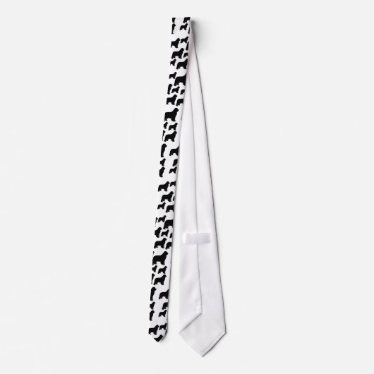 Schwarzes Neufundland verfolgt Krawatte (Rückseite)