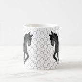 Schwarzes Niedliches Cartoon Trotting Horse Kaffeetasse (Mittel)