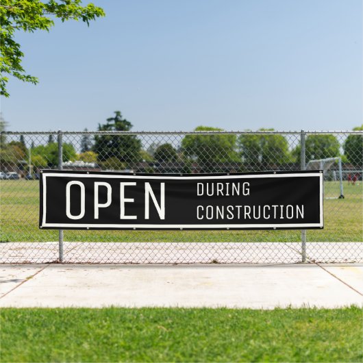 Schwarzes offenes Banner während des Baubanners (Insitu)