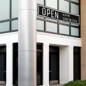 Schwarzes offenes Banner während des Baubanners (Äußeres Gebäude)