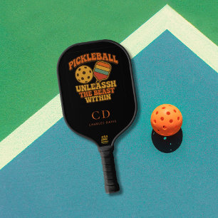Schwarzes orange lustiges Zitat Retro-Monogramm Pickleball Schläger
