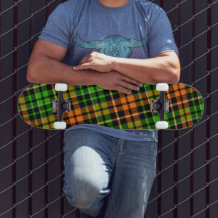 Schwarzes oranges grünes Karo-Tartan-Design Skateboard