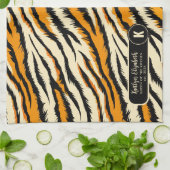 Schwarzes Oranges Tiger-Streifen-Muster-Monogramm Geschirrtuch (Gefaltet)