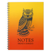 Schwarzes Owl auf gelbem und orangefarbenem Ober-H Notizblock (Vorderseite)