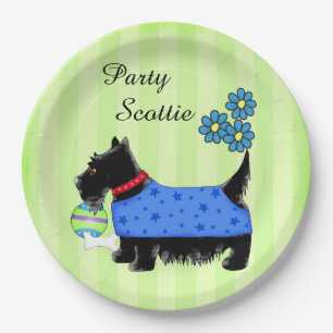 Schwarzes Partyscottie-Hundeblau kleidet grüne Pappteller