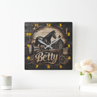 Schwarzes Pferd auf Bauernhof mit dem Namen Betty Quadratische Wanduhr
