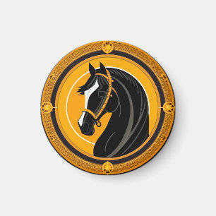 Schwarzes Pferd auf verziertem gelben und goldenen Magnet