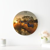 Schwarzes Pferd bei Sonnenaufgang oder Sonnenunter Große Wanduhr (Zuhause)