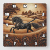Schwarzes Pferd bei Sonnenuntergang im Grünen Quadratische Wanduhr (Vorderseite)