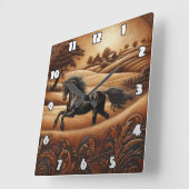 Schwarzes Pferd bei Sonnenuntergang im Grünen Quadratische Wanduhr (Winkel)