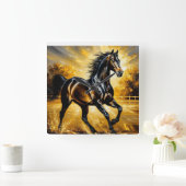 Schwarzes Pferd, das durch das Wasser im goldenen  Quadratische Wanduhr (Zuhause)