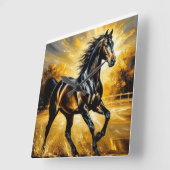 Schwarzes Pferd, das durch das Wasser im goldenen  Quadratische Wanduhr (Winkel)