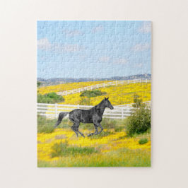 Schwarzes Pferd, das durch ein Feld läuft Puzzle