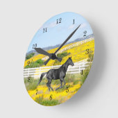 Schwarzes Pferd im Feld der Blume Runde Wanduhr (Winkel)